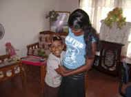 Dulani mit Prasad im Chathura-Kinderheim in Sri Lanka 