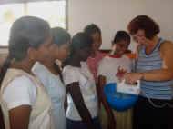 Monika ueberrascht die Kinder mit selbstgebackenen Kuchen im Chathura-Kinderheim in Sri Lanka
