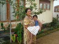 Vinitha mit Tharushi im Chathura-Kinderheim in Sri Lanka