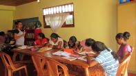 Nachmittagsunterricht mit Imesha im Chathura-Kinderheim 