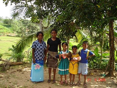 Nitha mit ihren Kindern beim ersten Besuch im Chathura-Kinderheim in Sri Lanka Nitha mit ihren Kindern beim ersten Besuch im Chathura-Kinderheim in Sri Lanka