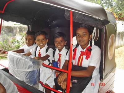 die Kinder vom Chathura-Knderheim fahren mit dem Threeweel zur Schule in Mabotuwana