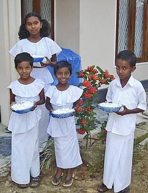 sonntags besuchen die Kinder des Chathura-Kinderheims die Tempelschule
