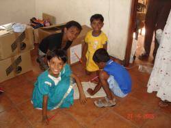 Imasha, Nadika, Dilhani und Lahiru bei ihrem ersten Besuch im Mai 2005 im Chathura-Kinderheim 
