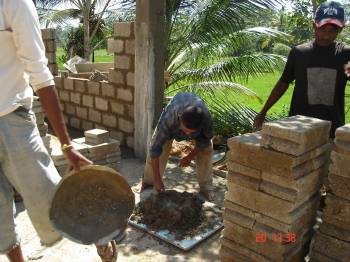 Maurerarbeiten am Neubau im Chathura-Kinderheim in Sri Lanka 