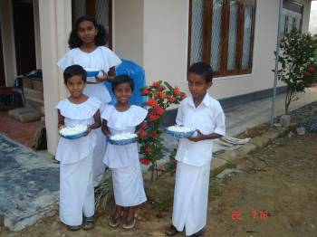 Nadika, Imasha, Dilhani und Lahiru vom Chatura-Kinderheim in Sri Lanka auf dem Weg zur Sonntagsschule im Tempel (die Kleider hat Vinitha selbst genaeht) 