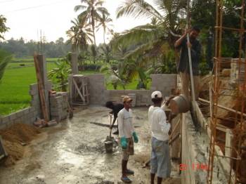 schweisstreibende Handarbeit bei ueber 30° im Schatten - Maurerarbeiten fuer den Neubau am Chathura-Kinderheim in Sri Lanka 