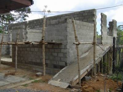 der Neubau beim Chathura-Kinderheim mit Bambus-Gerüst
