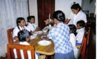 Beim Essen im Chathura-Kinderheim 