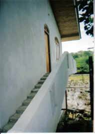 Seitenaufgang mit Blick auf das Reisfeld - Chathura-Kinderheim in Sri Lanka 