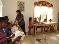 Hausaufgaben im neuen Aufenthaltsraum im Chathura-Kinderheim in Sri Lanka