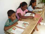 Prasad, Renuka und Nishanthi lernen fleissig im Chathura-Kinderheim in Sri Lanka