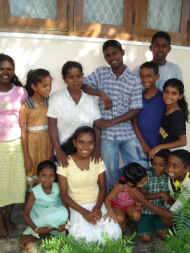 alle moegen Nitha im Chathura-Kinderheim in Sri Lanka 