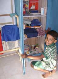 Prasads Schrank im Chathura-Kinderheim in Sri Lanka 