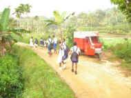 auf dem Weg zur Schule im Chathura-Kinderheim in Sri Lanka