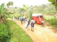 auf dem Weg zur Schule im Chathura-Kinderheim in Sri Lanka