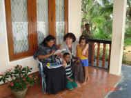 Vinitha lernt Englisch im Chathura-Kinderheim in Sri Lanka 
