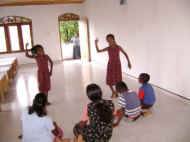 Dilhani und Imasha tanzen im Chathura-Kinderheim in Sri Lanka 