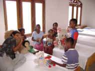 Vinitha mit den Kindern im Chathura-Kinderheim in Sri Lanka 