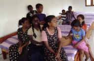 9 unserer 11 Kinder im Chathura-Kinderheim in Sri Lanka 