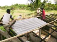 Dacharbeiten am Kuechenanbau vom Chathura-Kinderheim in Sri Lanka 