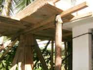 neues Dach fuer die Dusche im Chathura-Kinderheim in Sri Lanka 