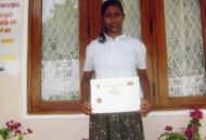 Nishanthi im Chathura-Kinderheim freut sich ueber die Urkunde fuer gute Schulleistungen 
