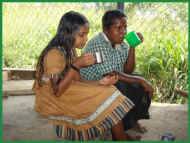 Imasha u. Nitha machen Teepause im Chathura-Kinderheim in Sri Lanka 