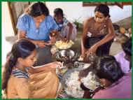 Zubereitung von Jak Gemuese im Chathura-Kinderheim in Sri Lanka 