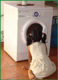 Sewwandi und der Waschmaschinen-Fernseher im Chathura-Kinderheim in Sri Lanka 