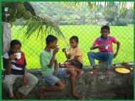 Schoen, dass Ferien sind im Chathura-Kinderheim in Sri Lanka 