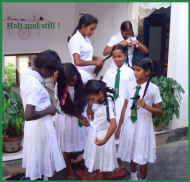 Halt mal still ! Morgens im Chathura-Kinderheim in Sri Lanka 