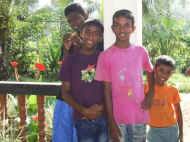 vier unserer fuenf Buben im Chathura-Kinderheim in Sri Lanka 