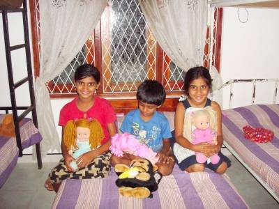 die Schwestern Disna, Nisansala und Sewwandi im Chathura-Kinderhem in Sri Lanka 