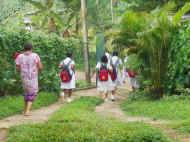 Chathura-Kinderheim in Sri Lanka - frueh morgens gehen wir alle zum Schulbus