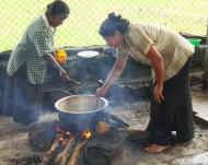 Nitha und Vinitha bereiten das Essen vor im Chathura-Kinderheim in Sri Lanka 