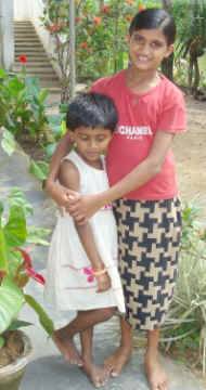 Nisansala und Disna im Chathura-Kinderheim in Sri Lanka 