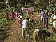 alle helfen fleissig mit, den Weg von Unkraut zu befreien - Bauarbeiten beim Chathura-Kinderheim in Sri Lanka 