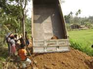 viele Lastwagenladungen Erde mussten herangeschafft werden. - Bauarbeiten beim Chathura-Kinderheim in Sri Lanka 