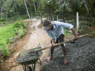 Barfuss auf Schotter - Bauarbeiten beim Chathura-Kinderheim in Sri Lanka 