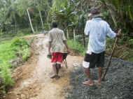 die meisten Arbeiten werden in Handarbeit erledigt - Bauarbeiten beim Chathura-Kinderheim in Sri Lanka 