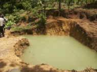 nach wochenlangen Regenfaellen hat sich die Grube mit Wasser gefuellt - Bauarbeiten beim Chathura-Kinderheim in Sri Lanka 