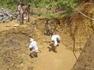 Arbeiten im Schlamm - Bauarbeiten beim Chathura-Kinderheim in Sri Lanka 