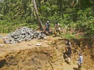 muehsames Ausschoepfen der Brunnengrube - Bauarbeiten beim Chathura-Kinderheim in Sri Lanka 