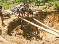 Balanceakt auf schwankenden Bambusstangen - Bauarbeiten beim Chathura-Kinderheim in Sri Lanka 