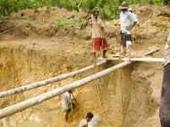 ueber Bambusstangen wird der Schlamm hochgezogen - Bauarbeiten beim Chathura-Kinderheim in Sri Lanka 