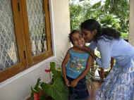 Dulani mit Sewwandi im Chathura-Kinderheim in Sri Lanka 