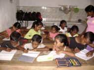 Dulani hilft bei den Hausaufgaben im Chathura-Kinderheim in Sri Lanka 