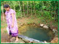 unser Brunnenloch fuer die neuen Sanitaeranlagen beim Chathura-Kinderheim in Sri Lanka 