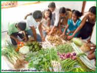 die Kinder im Chathura-Kinderheim in Sri Lanka freuen sich ueber frisches Gemuese